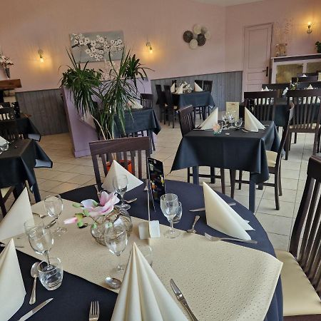 Le Gue De Genes Hotel Ambrieres Les Vallees Ngoại thất bức ảnh
