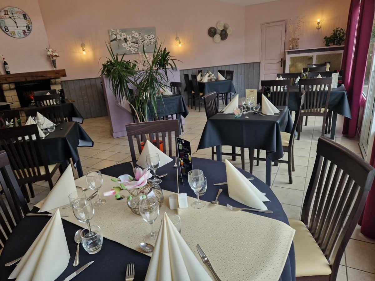 Le Gue De Genes Hotel Ambrieres Les Vallees Ngoại thất bức ảnh